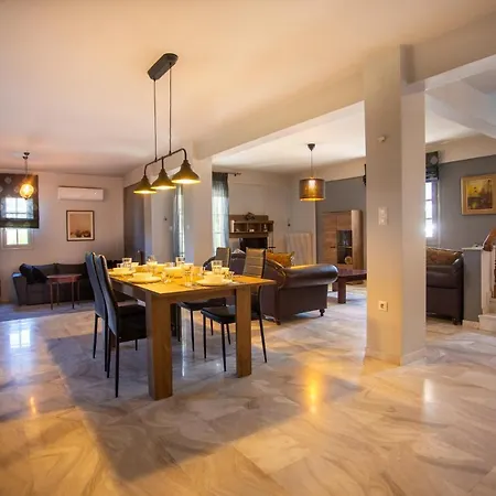 τraditional Fully Detached On A Luxurious Hillock Of With Its Own Garden Also For Family & Wedding Gatherings For 10 To 25 People Only 15 Minutes From Airport Willa