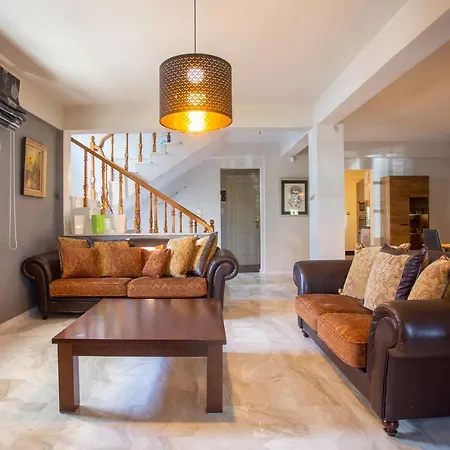 τraditional Fully Detached On A Luxurious Hillock Of With Its Own Garden Also For Family & Wedding Gatherings For 10 To 25 People Only 15 Minutes From Airport Willa *