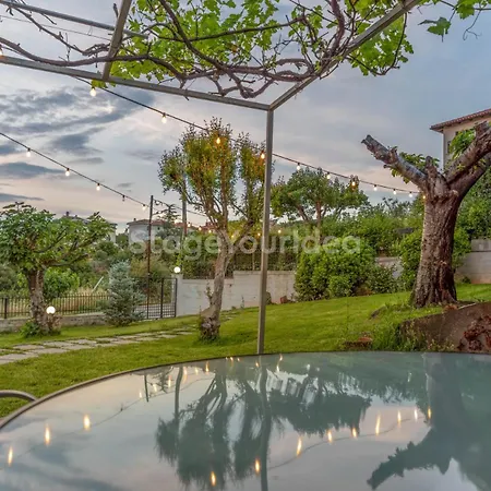 τraditional Fully Detached On A Luxurious Hillock Of With Its Own Garden Also For Family & Wedding Gatherings For 10 To 25 People Only 15 Minutes From Airport Willa